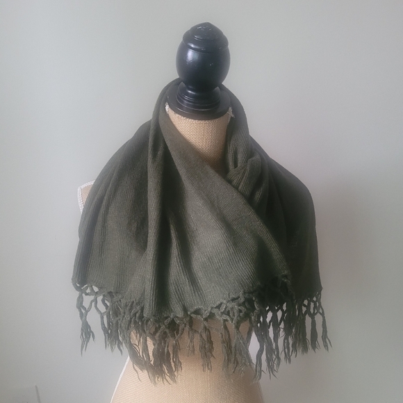 Dark Green long winter Scarf with criss crossed detailing tassels - Picture 5 of 5